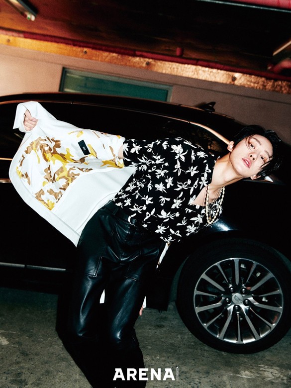 흰색 재킷 휴고 보스, 패턴 셔츠·벨트·독수리 참 네크리스 모두 생 로랑 by 안토니 바카렐로, 가죽 팬츠 8 by 육스닷컴, CD 로고 네크리스 디올 맨, 진주 네크리스 유지떼×아몬즈 제품.