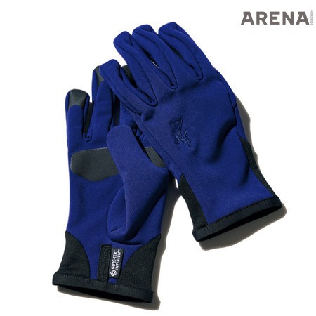 방풍 외피에 따뜻한 하이로프트 플리스를 더했다. 손끝에는 TPU 소재를 덧대 그립력이 좋은 장갑 11만3천원 아크테릭스 제품.