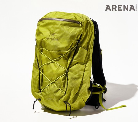 아크테릭스 에어리어스 백팩
당일 및 1박 이상의 산행에 유용하다. 투습성이 우수한 에어로폼 백 패널과 패딩 소재의 벨트는 허리와 등을 편안하게 감싸 착용감을 높여준다.