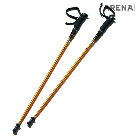 한 쌍에 350g의 가벼운 무게에 고강도 알루미늄으로 제작해 튼튼한 내구력을 자랑하는 등산 스틱 17만원 헬리녹스 제품. 