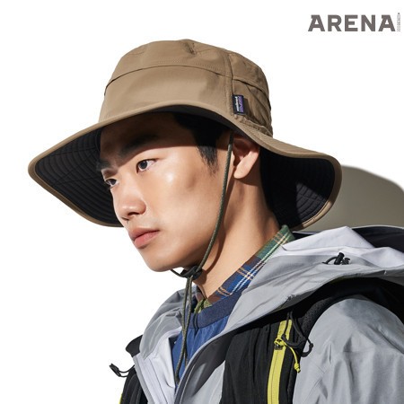 자외선 차단 기능과 방취 가공 처리한 원단을 사용했다. 챙 아래쪽은 어둡게 처리해 산행 시 눈부심을 줄여준다. 배기스 브리머 해트 7만9천원 파타고니아 제품. 