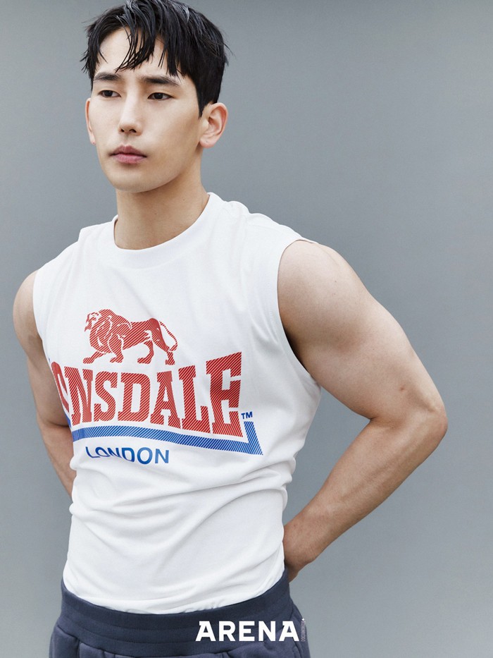 헤리티지 로고 슬리브리스 4만9천원·스트레이트 팬츠 8만9천원 모두 론즈데일코리아 제품.