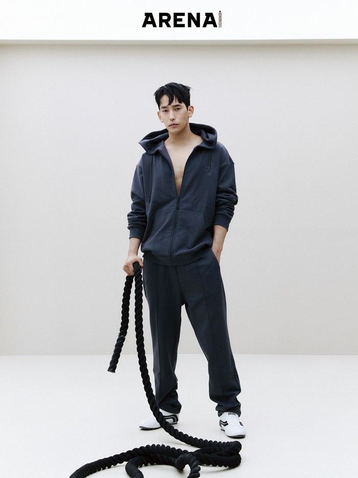 회색 후드 집업 12만9천원·스트레이트 팬츠 8만9천원·양말 9천9백원·흰색 스니커즈 7만9천원 모두 론즈데일코리아 제품.