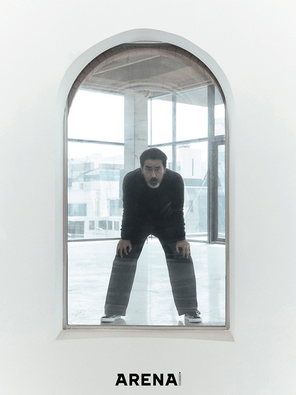 팬츠는 니커보커, 슈즈는 네블로니, 검은색 터틀넥 톱은 스타일리스트 소장품.