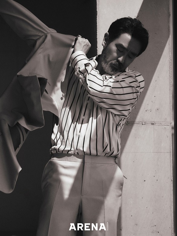 줄무늬 셔츠는 H&M, 재킷과 팬츠는 모두 슈트 제품.