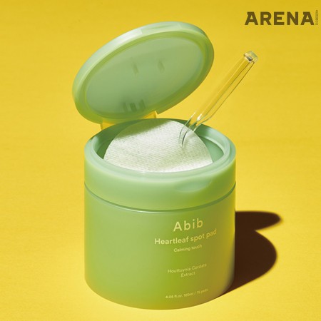 어성초 추출물을 함유한 패드의 거즈 면은 피부결 방향으로 닦아내듯 사용하고, 부드러운 반대쪽 면은 피부에 얹어 트러블을 진정시키는 데 사용하는 어성초 스팟 패드 카밍터치 75장 세트 2만4천원 아비브 제품. 