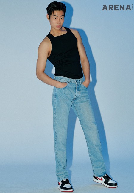 스퀘어넥 톱 47만5천원 지방시, 데님 팬츠 가격미정 리바이스, 농구화 가격미정 나이키 제품.