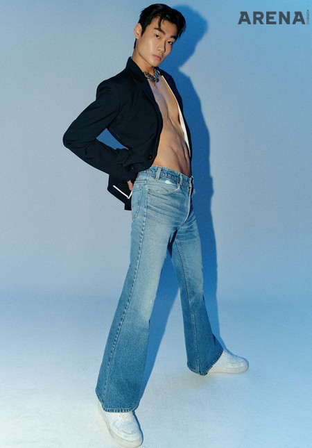 재킷 3백10만원·데님 팬츠 1백40만원·스니커즈 97만원 모두 발렌티노, 네크리스 가격미정 지방시 제품.