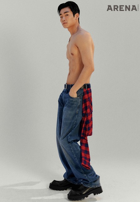 셔츠 장식의 와이드 데님 팬츠·더비 슈즈·벨트 모두 가격미정 발렌시아가 제품.x