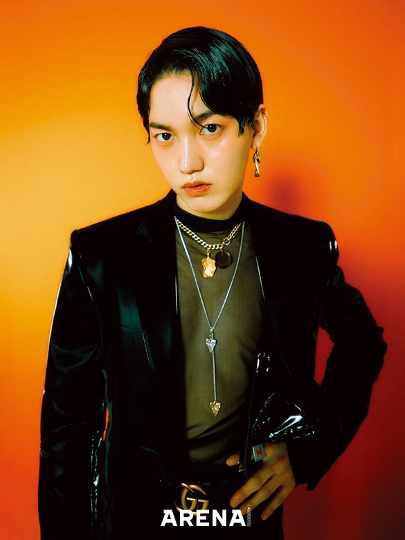 재킷·시스루 이너 톱 모두 르메테크, 이어링 체인지오브하트, 벨트 구찌, 네크리스 모두 쌀뤼드미엘, 링 샤넬 제품.