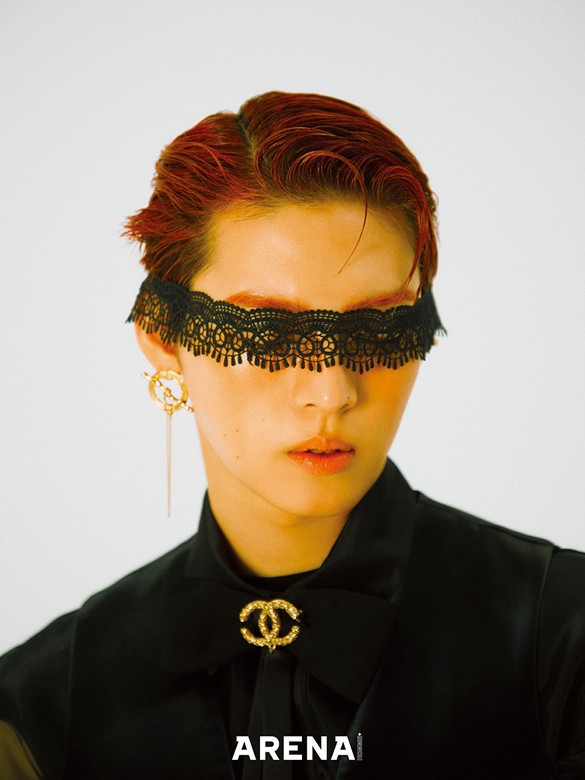 시스루 셔츠 디벨, 베스트 르메테크, 이어링 펑키허스크, 브로치 샤넬 제품.