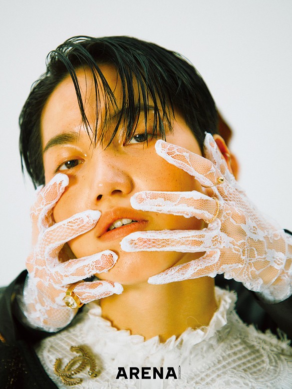 제이어스가 입은 트위드 재킷 디벨, 셔츠 듀이듀이, 브로치 샤넬 제품. 효진의 손에 착용한 링 모두 쌀뤼드미엘, 글러브 스타일리스트 소장품.