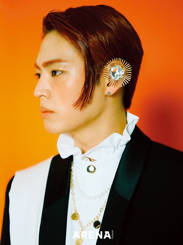 재킷 김서룡 옴므, 셔츠 디벨, 숄 르메테크, 네크리스 모두 쌀뤼드미엘 제품.