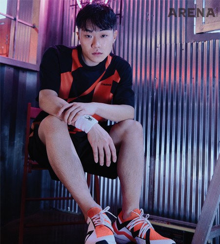 검은색과 오렌지 패턴의 티셔츠·검은색 쇼트 팬츠 모두 챈스, 흰색 손목 아대·오렌지 컬러 포인트 운동화 모두 스파이더 제품.