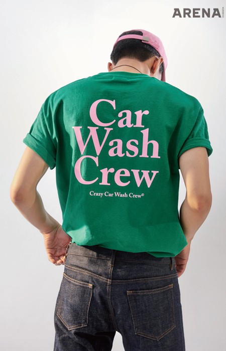 분홍색 캡 3만8천원·초록색 티셔츠 3만8천원 모두 크레이지 카 워시 크루, 데님 팬츠·목걸이 모두 에디터 소장품.