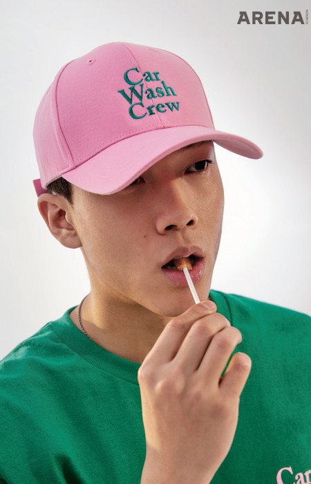 분홍색 캡 3만8천원·초록색 티셔츠 3만8천원 모두 크레이지 카 워시 크루, 데님 팬츠·목걸이 모두 에디터 소장품.