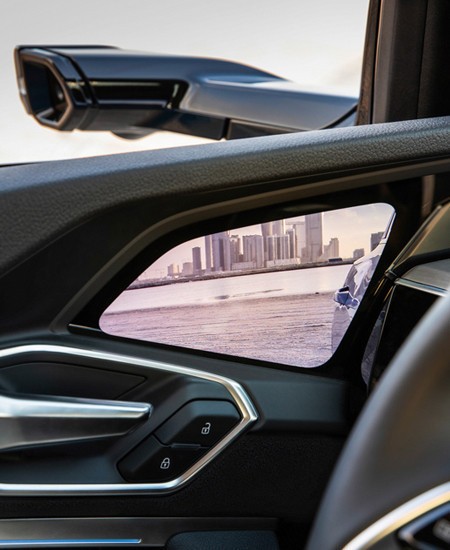 아우디 e-트론의 버추어 익스테리어 미러. 차량 내 거울을 디스플레이로 대체하는 움직임이 펼쳐지고 있다.