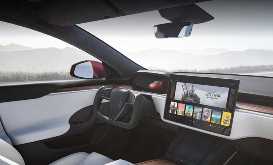 테슬라 모델S의 17인치 시네마틱 디스플레이는 주행정보 외 콘텐츠도 즐길 수 있다.