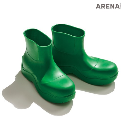 고무 소재로 만든 초록색 퍼들 부츠 가격미정 보테가 베네타 제품.