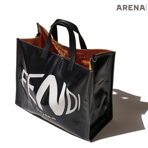 생활 방수가 가능한 폴리아미드 소재 토트백 2백만원대 펜디 제품.