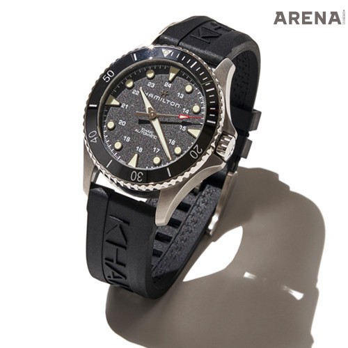 해양 활동에서 영감 받은, 300m 방수 기능을 갖춘 카키 네이비 스쿠바 워치 1백38만원 해밀턴 제품.