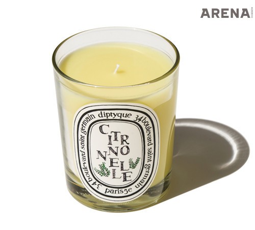 여름과 어울리는 새큼한 레몬 그라스 향이 가득 담긴 센티드 캔들 시트로넬 190g 8만5천원 딥티크 제품.