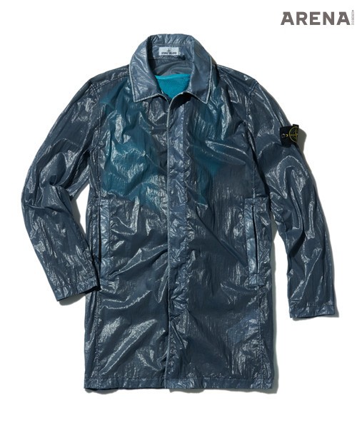 염색 공정 중 특수 물질을 첨가해 물방울을 튕겨내는 레인코트 1백68만5천원 스톤 아일랜드 제품.