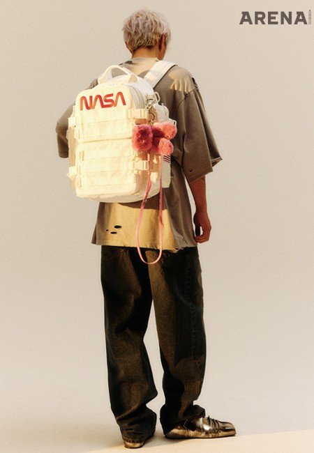 오버사이즈 티셔츠·
더블 웨이스트 밴드 데님·
슈발리에 슈즈·스페이스
백팩 모두 가격미정
발렌시아가 제품.