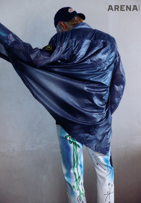 광택이 돋보이는 맥 코트
1백68만5천원 스톤아일랜드,
기하학적인 일러스트가
그려진 팬츠 5백8만원
샤라즈, 볼캡 가격미정
나이키 제품.