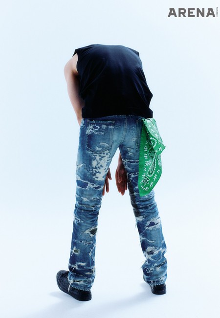 탱크 톱 가격미정·
디스트로이드 데님 팬츠
2백만원대·시티 로우
스니커즈 가격미정 모두
지방시, 반다나 프린트
스카프 가격미정
에트로 제품.