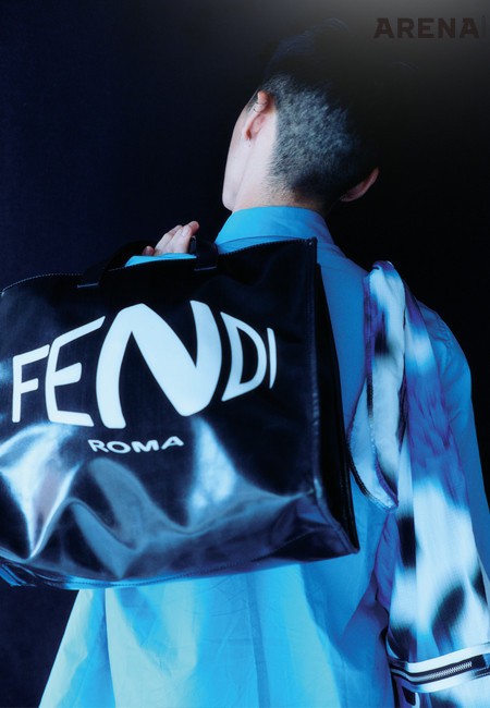 반소매 셔츠 1백만원대·
PVC 소재의 쇼퍼백
2백만원대 모두 펜디,
폴더블 버킷백 89만원
겐조 제품.