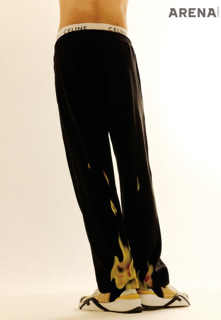 복서 쇼츠 가격미정 셀린느
옴므 by 에디 슬리먼, 불꽃
프린트 트레이닝 팬츠
95만원 샤라즈, 펜디 플로우
스니커즈 1백만원대
펜디 제품.