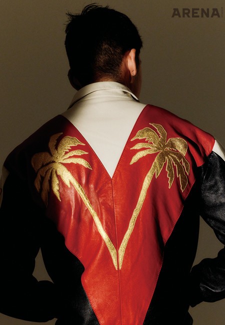 팜 트리 디테일의 가죽
블루종 가격미정 셀린느
옴므 by 에디 슬리먼 제품.