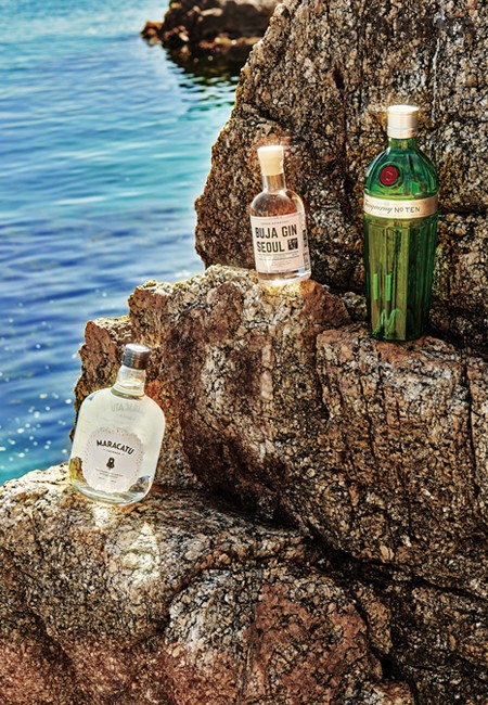 (왼쪽부터) 사탕수수 농축액을 증류해 라이트하고 달콤한 것이 특징이며 과일 칵테일과 특히 잘 어울리는 ‘말라카투 카차샤’, 쑥·헛개·한라봉 등 15가지 국산 재료가 사용된 부자진 베이스에 오미자를 침출하여 상큼한 ‘부자진 서울 배치 오미자 진’, 시트러스한 향이 강하며 중후한 보디감이 돋보이는 ‘탱커레이 넘버 텐.’