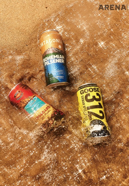 (왼쪽부터) 시작은 묵직하지만 끝은 상쾌한 ‘롱보드’, 깊은 몰트 향과 쫀쫀한 거품이 특징인 파타고니아의 ‘보헤미안 필스너’, 스파이시한 향과 상쾌한 과일 향이 조화로우며 어떤 음식과도 어울리는 구스아일랜드 ‘312 어반 위트 에일.’ 