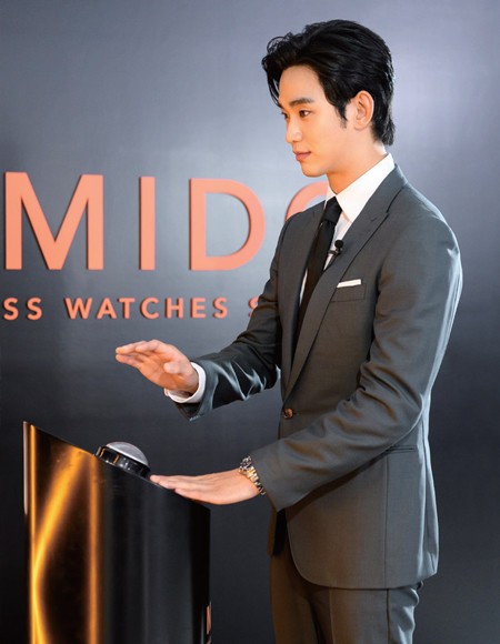 시뮬레이션 게임을 진행하고 있는 김수현의 모습.