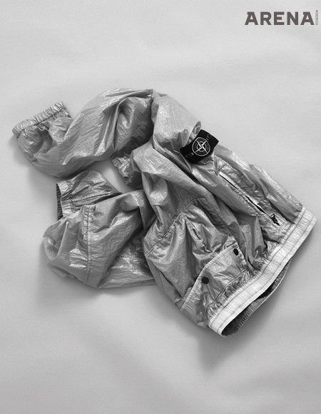 다리가 훤히 비치는 초경량 나일론 소재 팬츠 76만9천원 스톤 아일랜드 제품.
