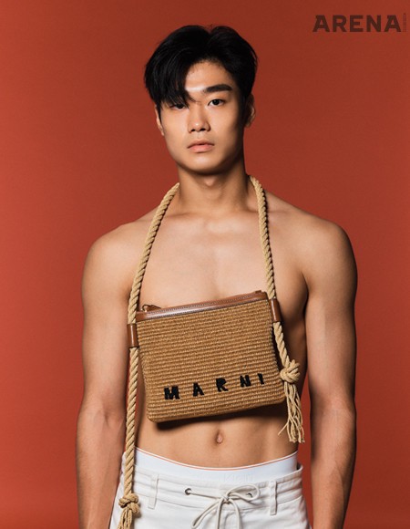 목에 건 크로셰 백 54만원대 마르니 by 매치스패션, 언더웨어 가격미정 헤론 프레스톤×캘빈클라인, 흰색 팬츠 74만원 2 몽클레르 1952 제픔.