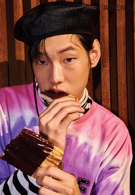 타이다이 티셔츠·줄무늬 티셔츠 모두 가격미정 셀린느 옴므 by 에디 슬리먼, 검은색 베레모 가격미정 디올 맨 제품.