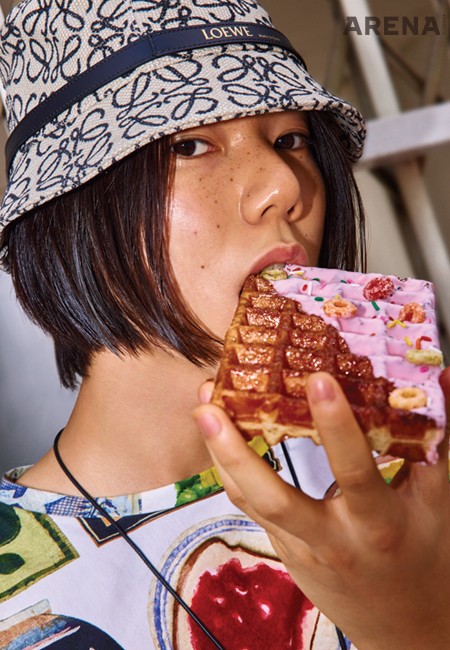 다양한 음식 사진을 프린트한 티셔츠 74만원·로고가 가득한 버킷 해트 69만원·네크리스 74만원 모두 로에베 제품.