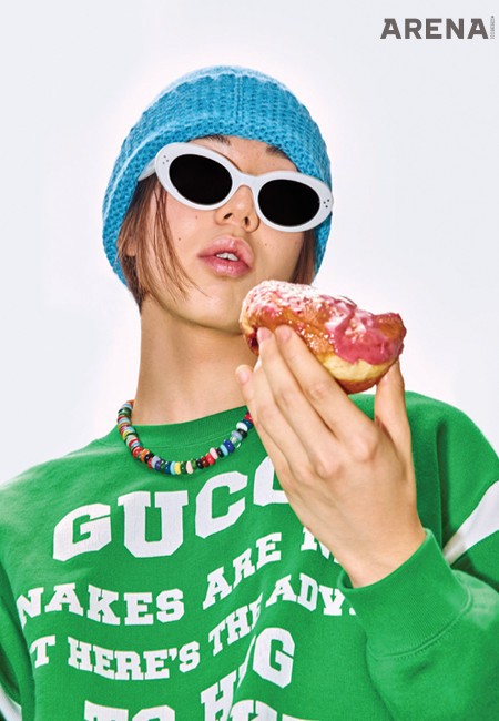 초록색 로고 스웨트 셔츠 1백14만원·하늘색 비니 46만원 모두 구찌, 선글라스 가격미정 셀린느 옴므 by 에디 슬리먼, 비즈 네크리스 가격미정 엘리우 by 매치스패션 제품.