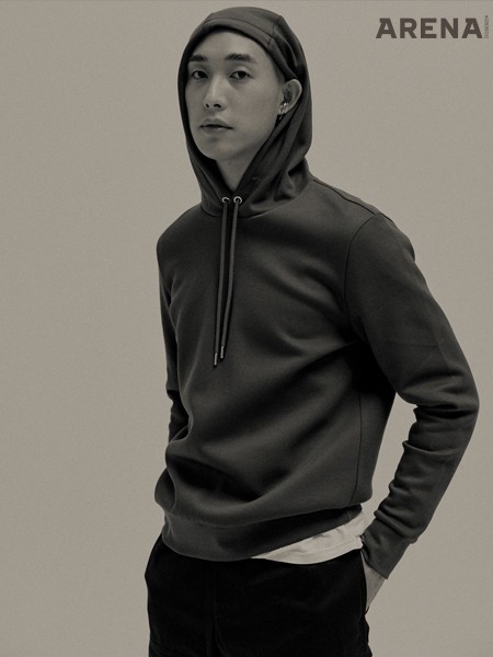 검은색 후드 스웨트 셔츠 가격미정 보스 맨, 검은색 팬츠 1백8만원 알렉산더 맥퀸 제품. 