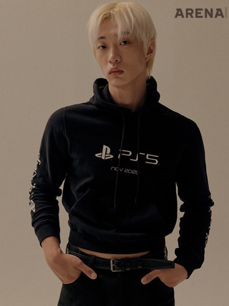 블랙 후드 스웨트 셔츠·벨트·오버사이즈 데님 팬츠 모두 가격미정 발렌시아가 제품. 