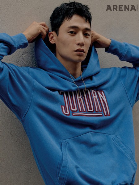 파란색 후드 스웨트 셔츠 10만9천원 나이키 제품.