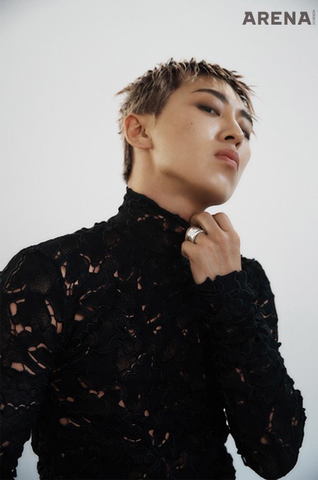 레이스 디테일의 터틀넥 톱·실버 링 모두 보테가 베네타 제품.