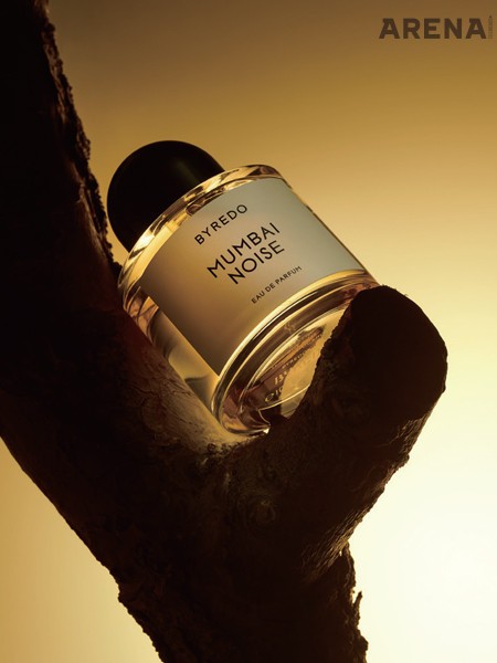 가죽 옆에 놓인 자두를 품은 다바나 향에 달달한 통카빈과 씁쓸한 커피 향이 코끝을 자극하고, 따뜻한 숲과 앰버의 향이 여운을 남기는 뭄바이 노이즈 오 드 퍼퓸 100mL 33만원 바이레도 제품.