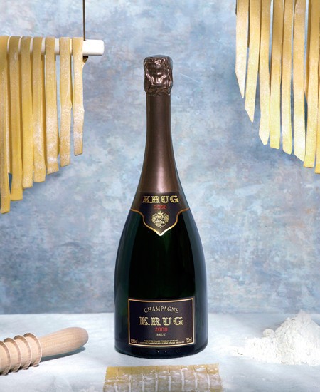 ‘크루그 2008’은 12년에 걸친 셀러 숙성을 통해
풍부한 표현력과 정교한 풍미를 자랑한다. 특히
꿀과 감초, 오렌지 껍질 등이 어우러진 아로마와
은은하게 퍼지는 박하 향, 뛰어난 구조감의 피니시
등이 인상적이다.