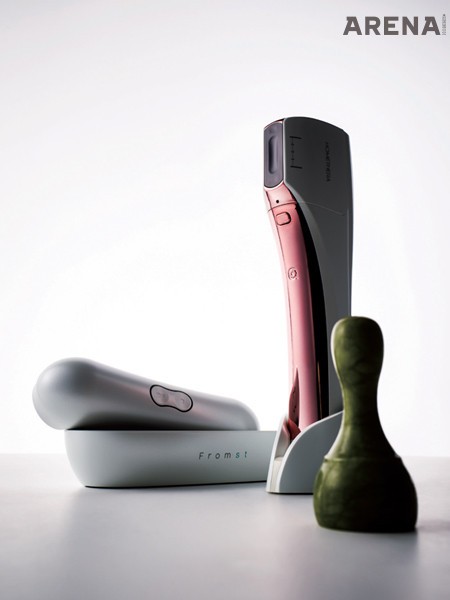 (왼쪽부터) 진동을 이용한 피부 운동으로 진피 치밀도와 탄력 개선에 도움을 주는 프롬에스티 진공 뷰티 디바이스 33만원 엔터니티, 콜라겐과 엘라스틴을 만들어주는 섬유아세포를 자극해 피부 탄력을 개선해주는 뷰티 디바이스 홈쎄라 1백58만4천원 아띠베, 천연 옥으로 만들어 음이온, 원적외선이 다량 방출되며, 마사지 시 독소 배출과 부기 제거에 효과적인 옥 괄사 5만원 오엠 제품.