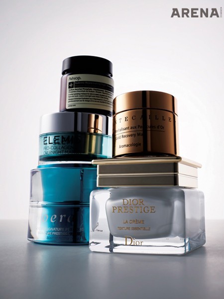 (왼쪽부터) 소듐 카라기난, 판테놀, 스콸렌 등 피부를 지탱하는 성분을 풍부하게 함유한 가벼운 젤 크림의 영양 마스크 서블라임 리플레니싱 나이트 마스크 60mL 15만원 이솝, 해양 추출물을 함유해 밤사이 피부에 집중 보습과 영양을 충전해주는 나이트 케어 마스크 프로 콜라겐 오버나이트 매트릭스 50mL 26만원대 엘레미스, 24K 골드 성분에 로즈 워터 베이스, 풍부한 자연 유래 성분이 손상되고 예민한 피부에 즉각적으로 영양과 활력을 주는 골드 리커버리 마스크 50mL 40만원 샹테카이, 멀티 펩타이드 성분이 주름을 개선해주고, 피부 개선에 효과적인 엘릭서가 고농축 함유된 시그너처 프레스티지 크림 50mL 1백25만원 오에라, 자연을 존중하는 전통적 방법으로 프랑스 디올 가든에서 재배되고 있는 로즈 드 그랑빌 성분이 피부결을 견고하게 하고, 피부 속부터 광채가 차오르게 하는 디올 프레스티지 라 크렘므 에쌍시엘 50mL 47만원대 디올 뷰티 제품.