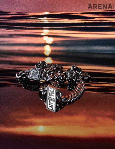 사각 로고 펜던트의 묵직한
검은색 체인 브레이슬릿
50만원대·목걸이 60만원대
모두 펜디 제품.